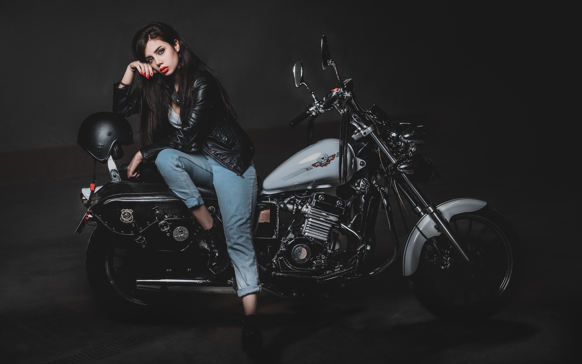 Biker girls: style and drive in Hebe