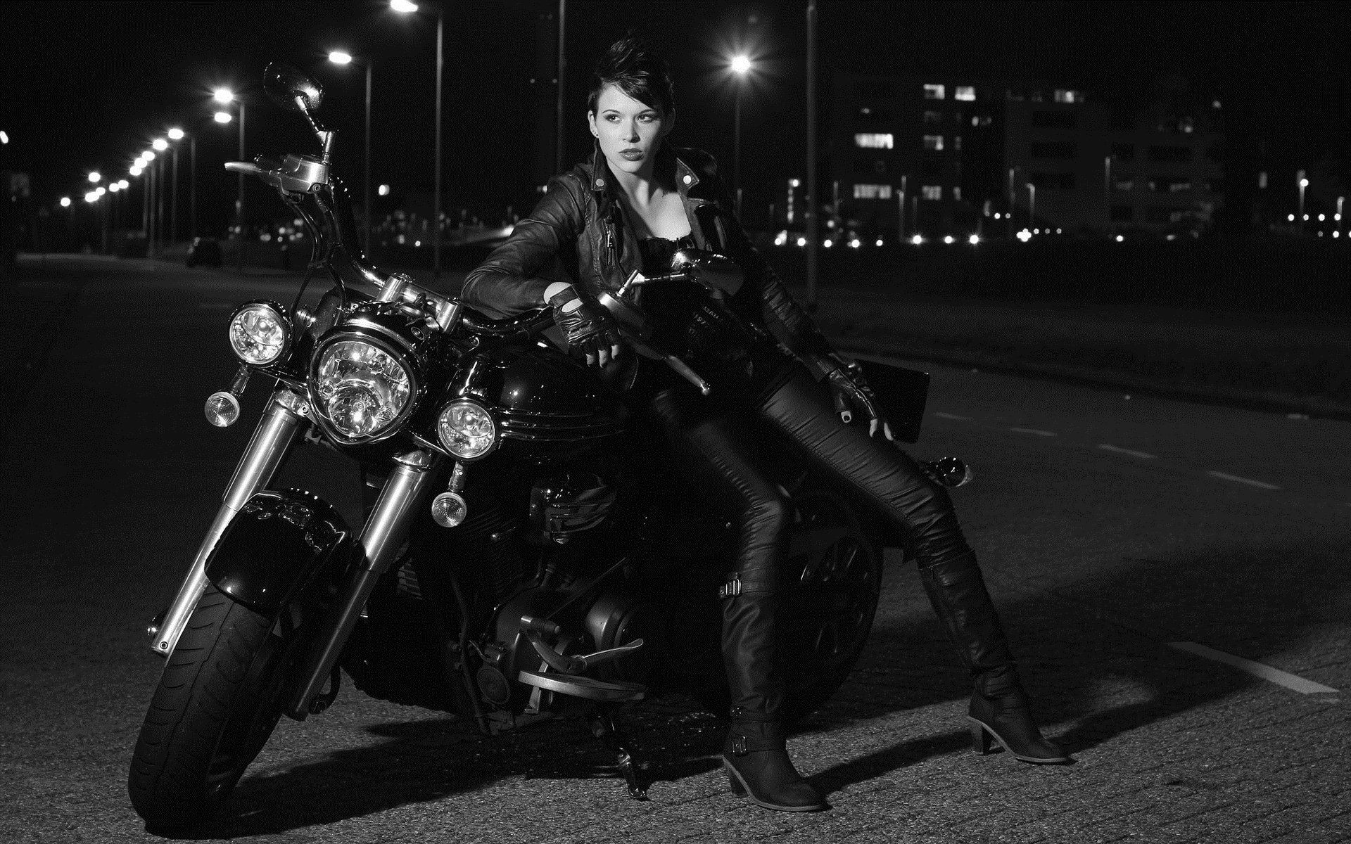 Photo Beautiful girls and motorcycles in Hebe