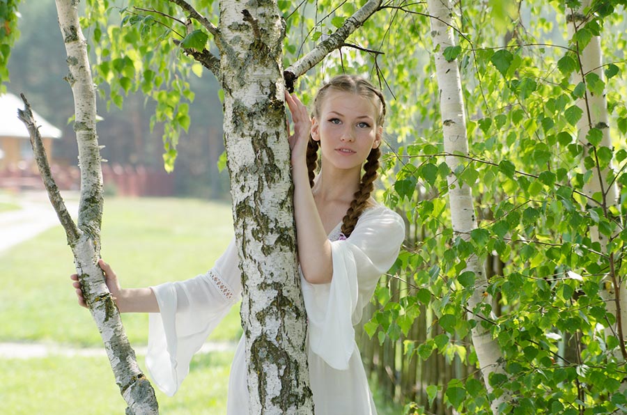 Women in Slavic costumes in Hebe