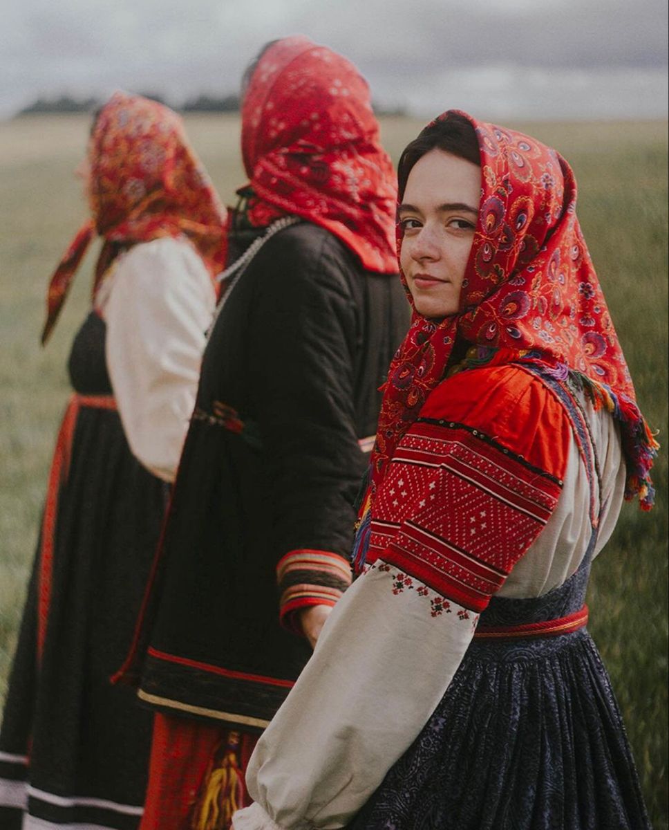 Women in Slavic costumes in Hebe