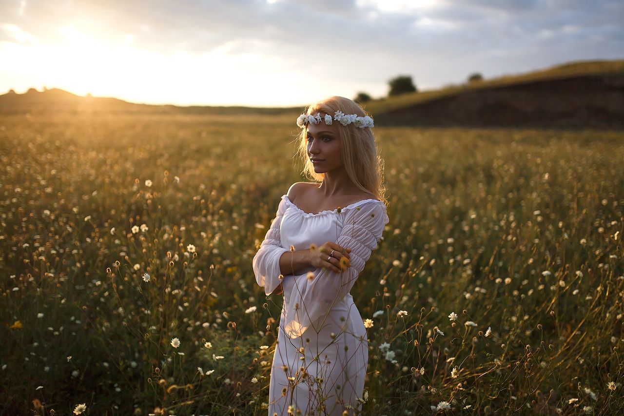 Girls in Slavic costumes in Hebe