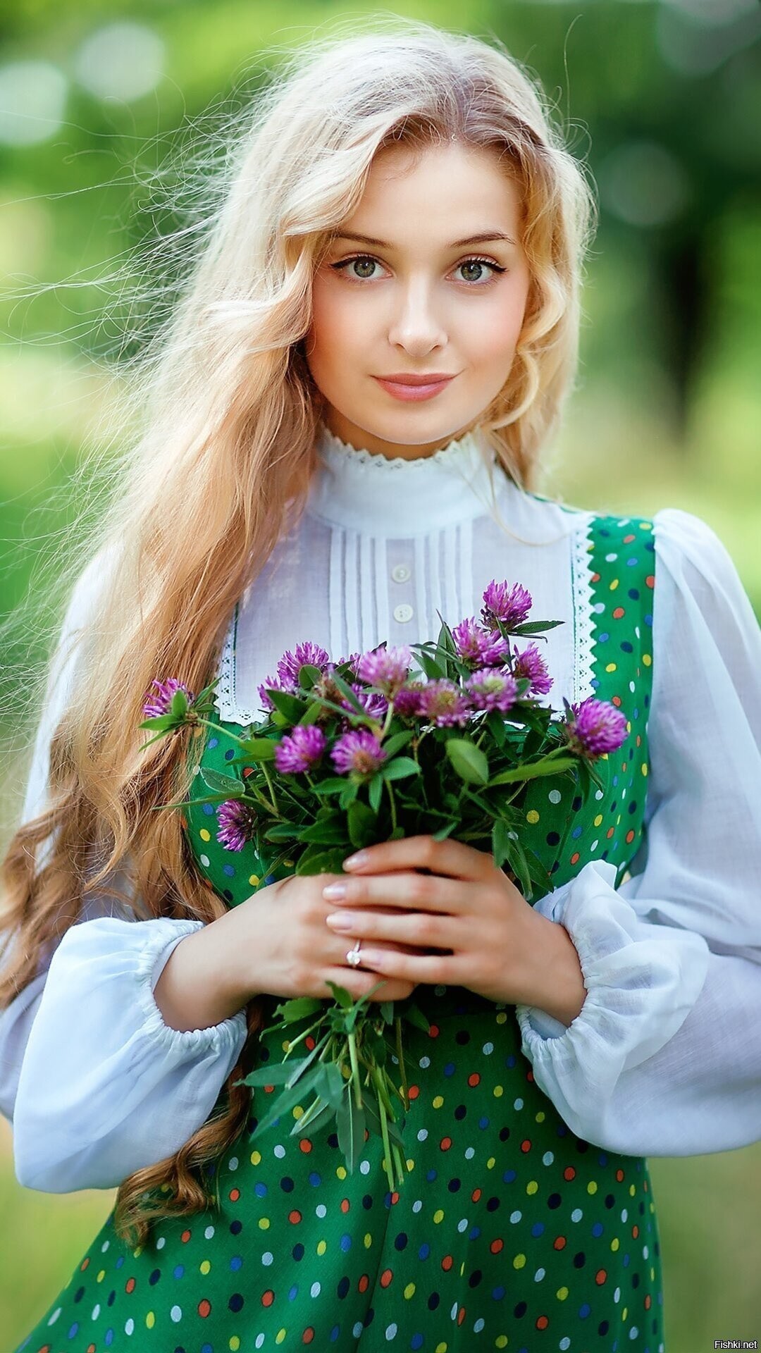 Girls in Slavic costumes in Hebe